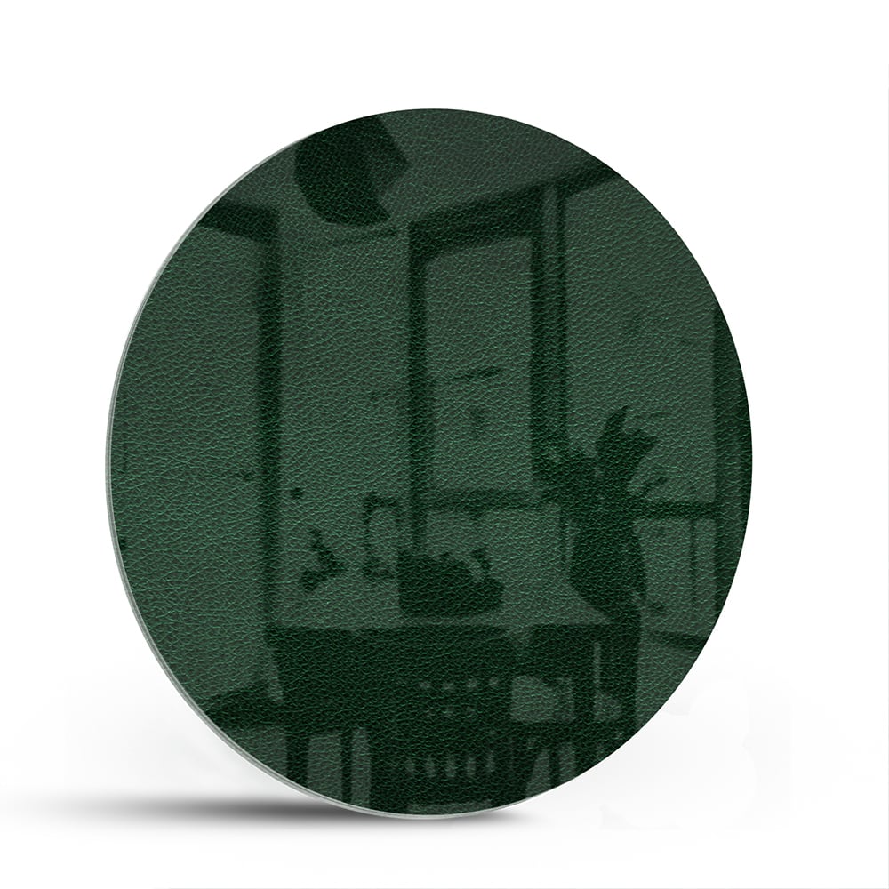 Een groen glazen schilderij aan de muur in een lichte woonkamer