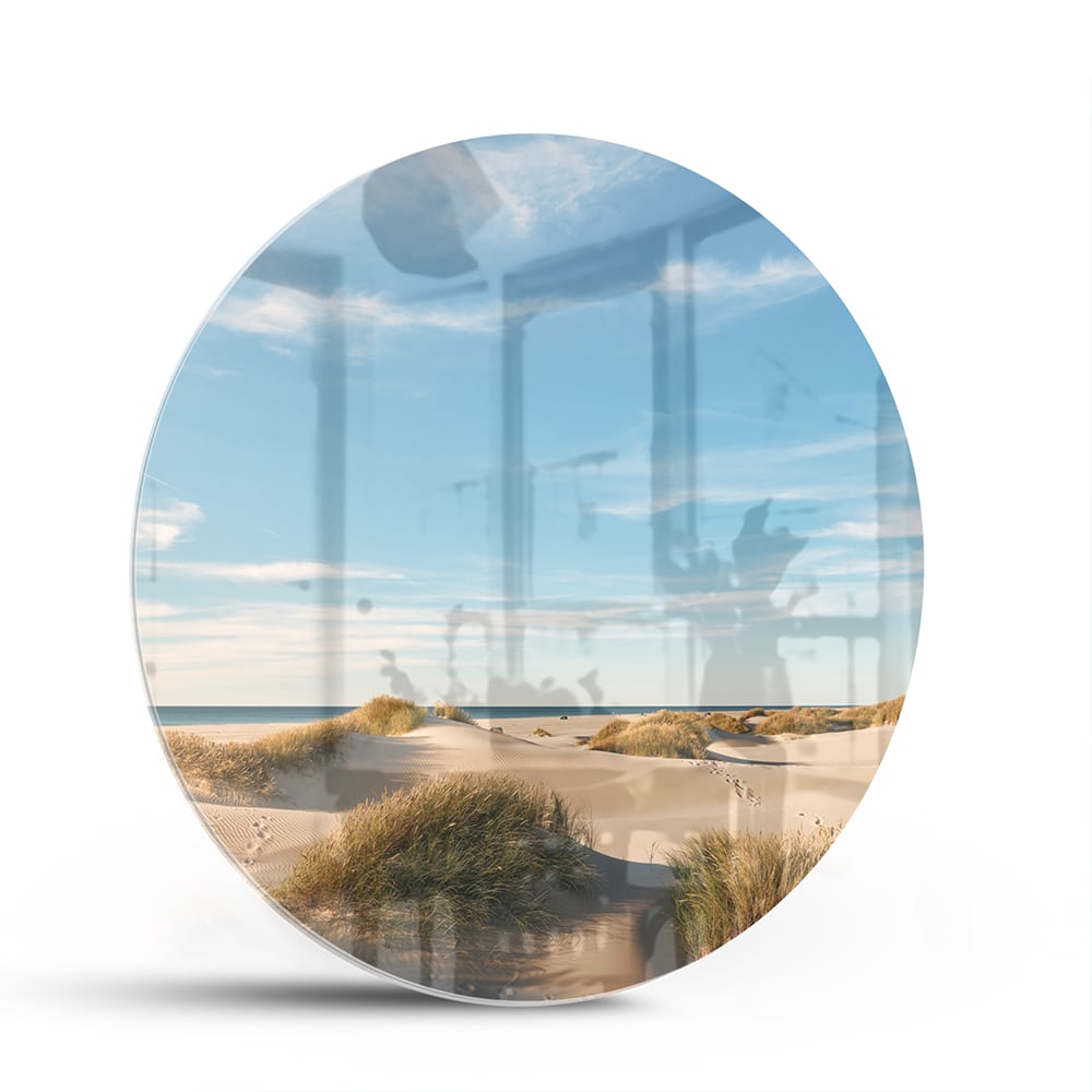 Glazen schilderij met duinen en een heldere blauwe lucht