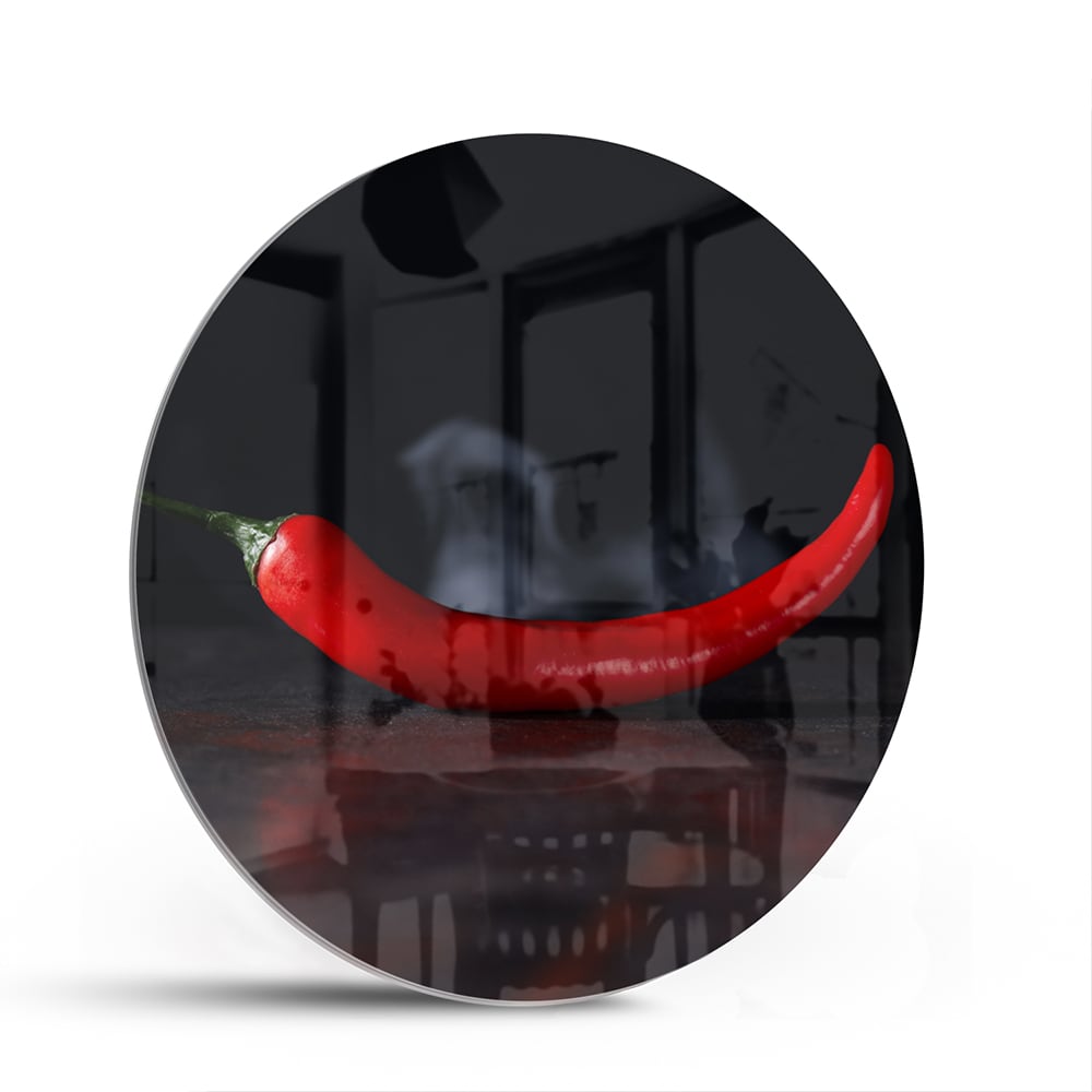 Glazen schilderij met een dieprode peper op zwarte achtergrond.