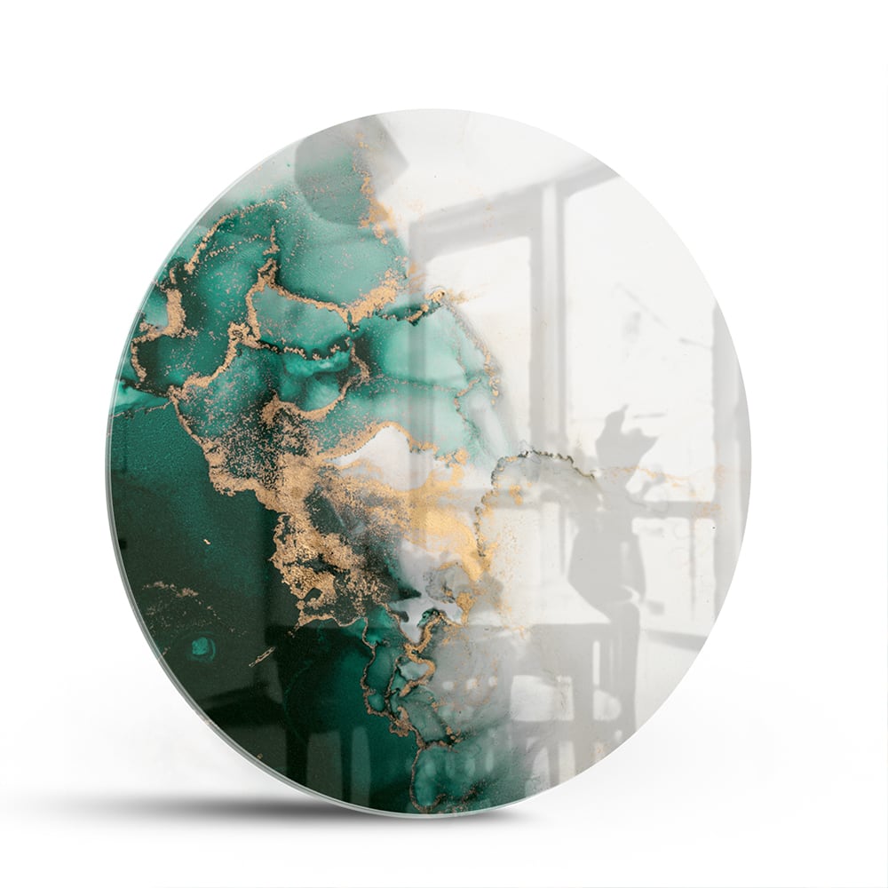 Elegant glazen schilderij met groene en gouden tinten aan de muur
