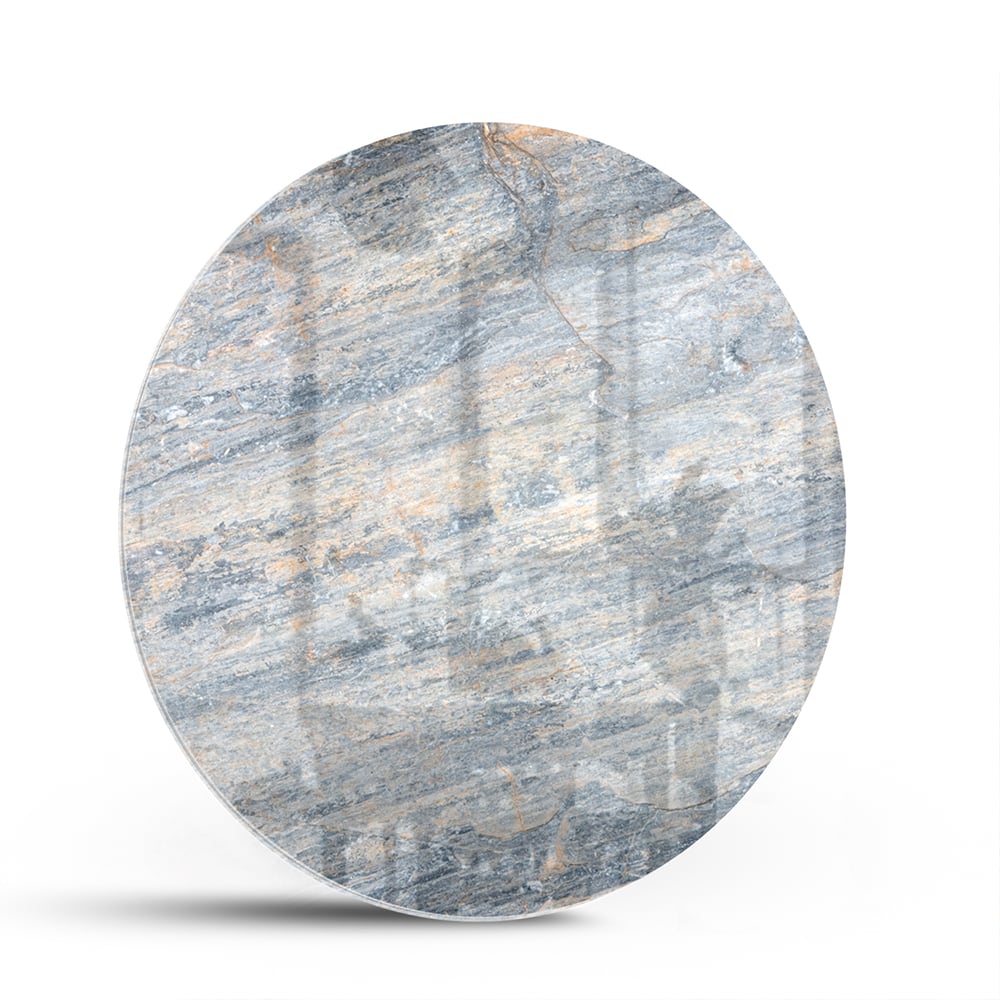 Abstract glazen schilderij met blauwe en oranje tinten aan de muur in een moderne woonkamer.