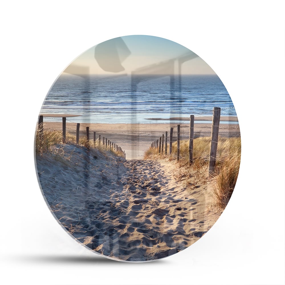 Glazen schilderij van een zandpad naar het strand met duinen en zee.
