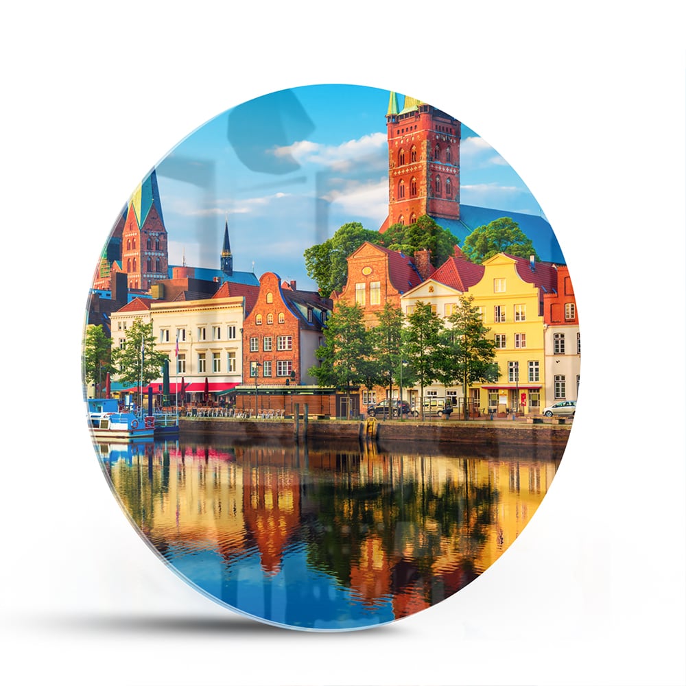 Kleurrijk glazen schilderij van een stadszicht met reflecties in het water