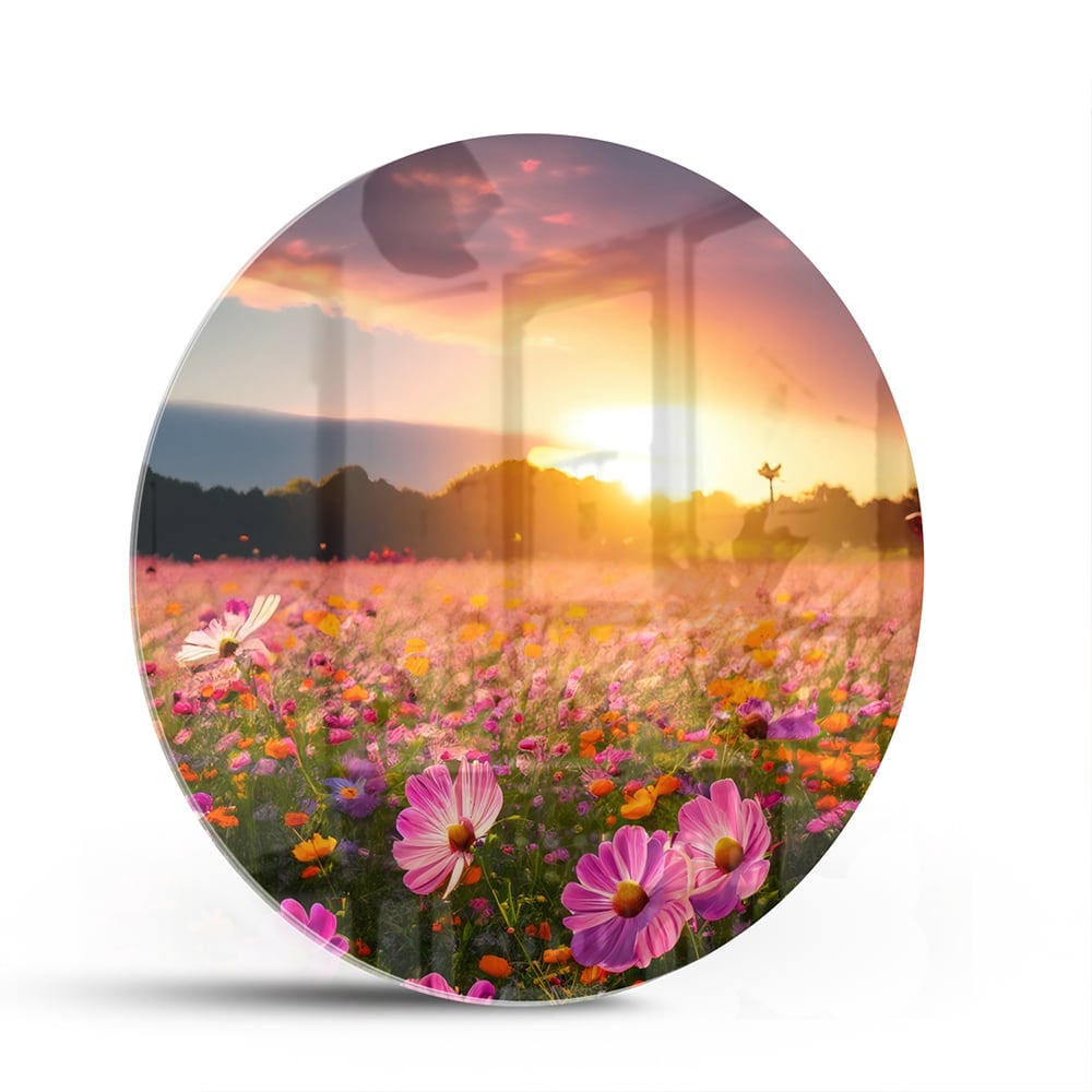 Glazen schilderij van een zonsondergang boven een kleurrijk bloemenveld.