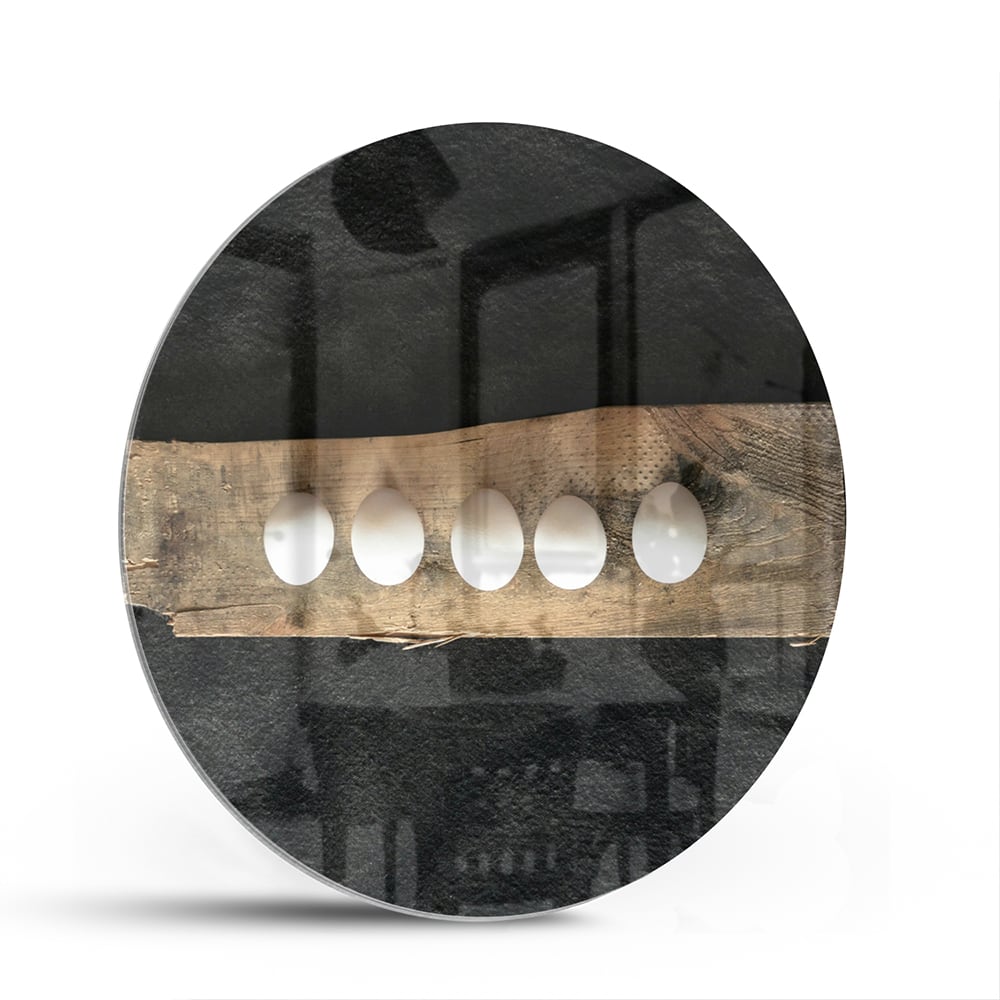 Elegant glazen schilderij met vier lichtpunten, perfect voor moderne interieurs.