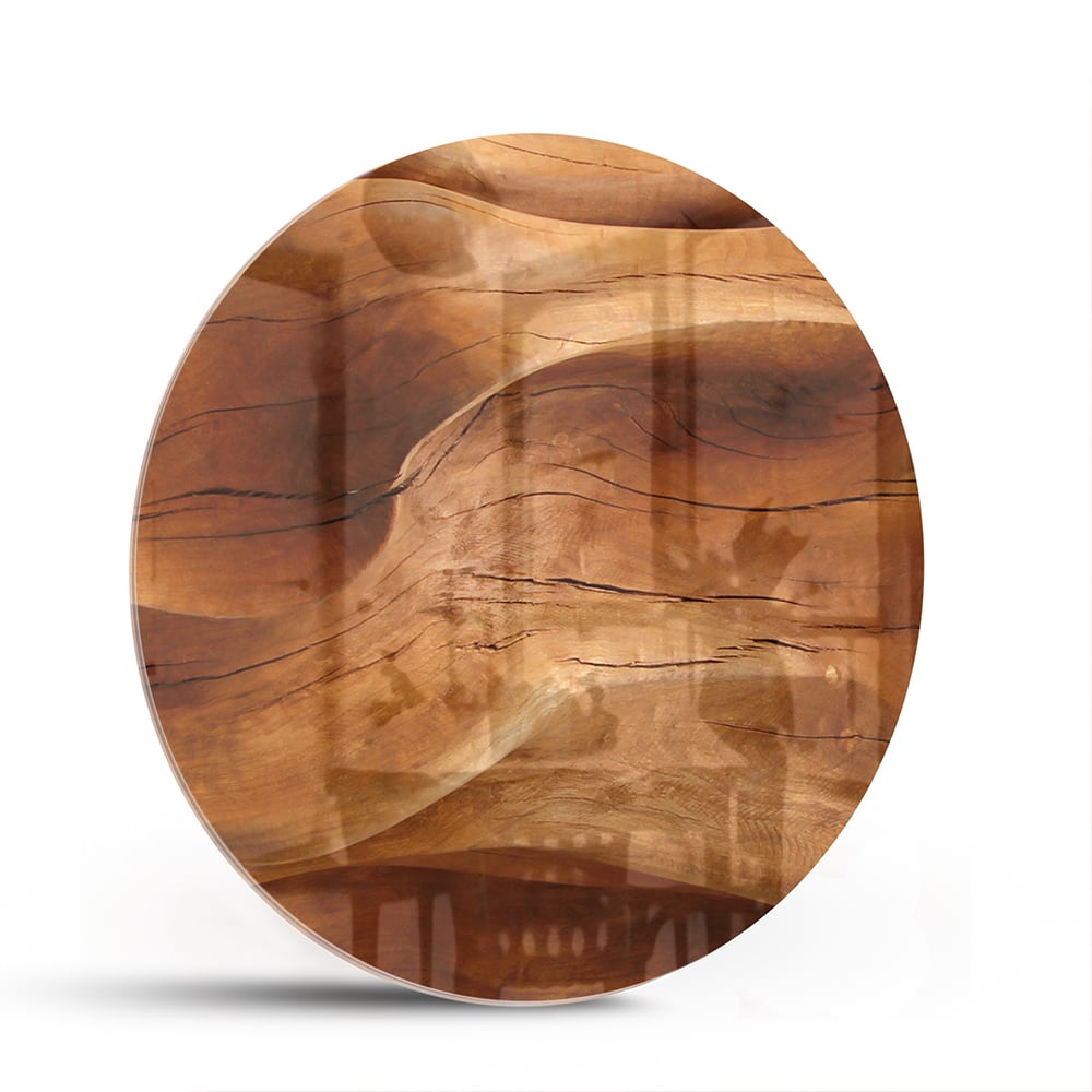 Abstract glazen schilderij met warme houttinten boven een moderne kast in een lichte woonkamer.