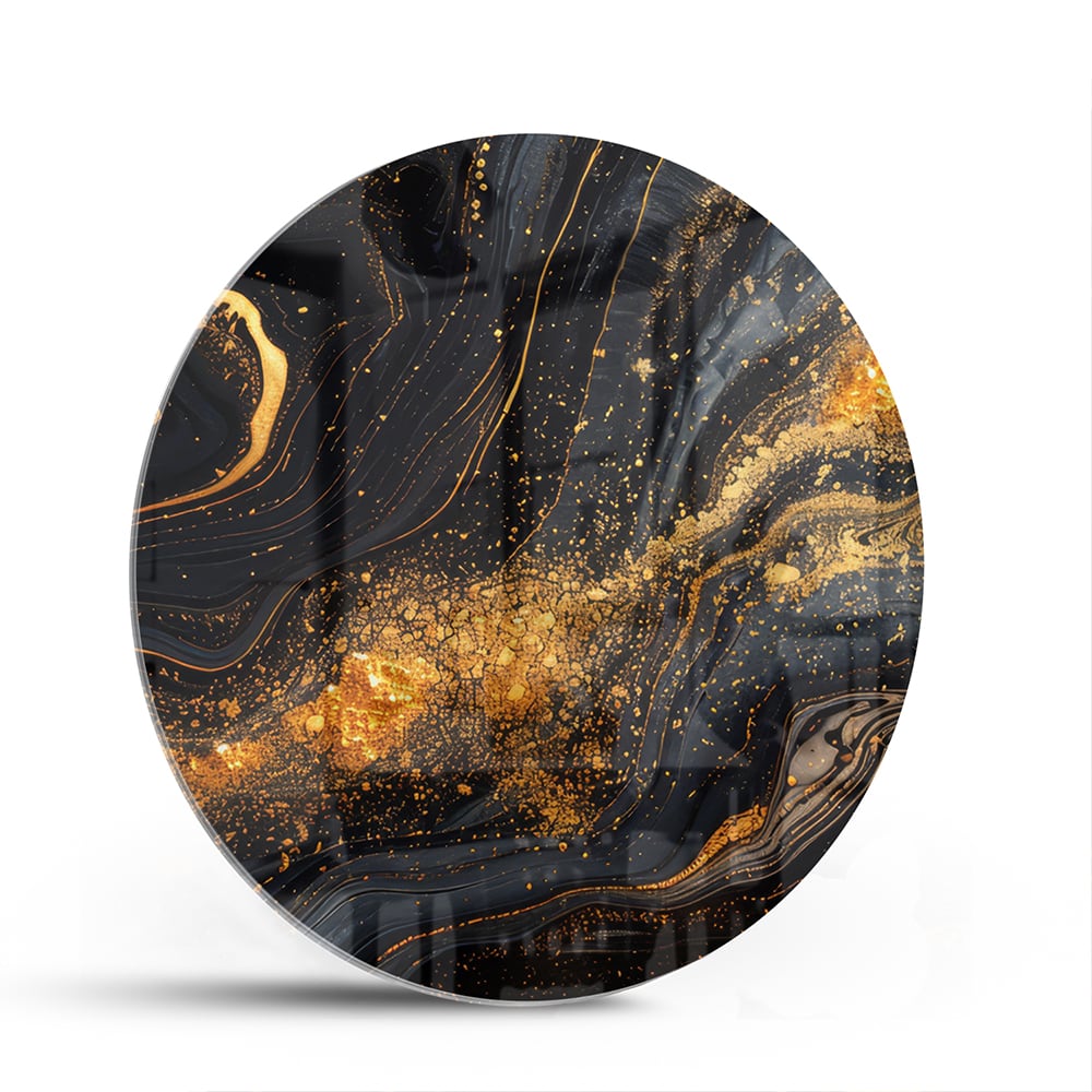 Glas schilderij met een zwart en gouden marmerdesign aan de muur in een moderne woonkamer