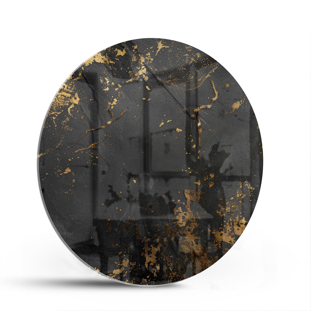 Modern glazen schilderij met abstracte gouden spatten op een zwarte achtergrond.