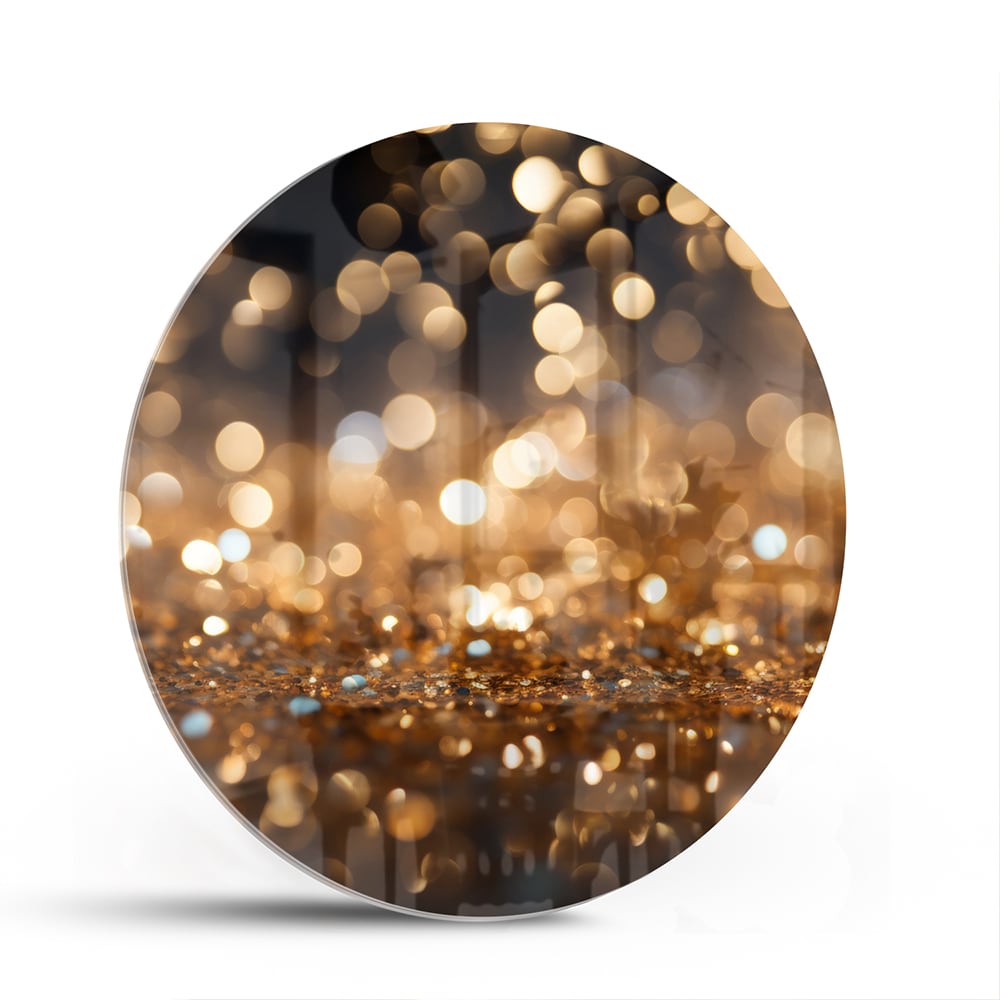 Glazen schilderij met gouden bokeh-effect aan de muur in een moderne woonkamer.