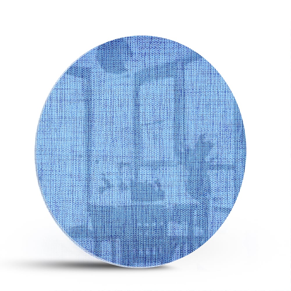 Blauw glazen schilderij aan de muur in een moderne woonkamer
