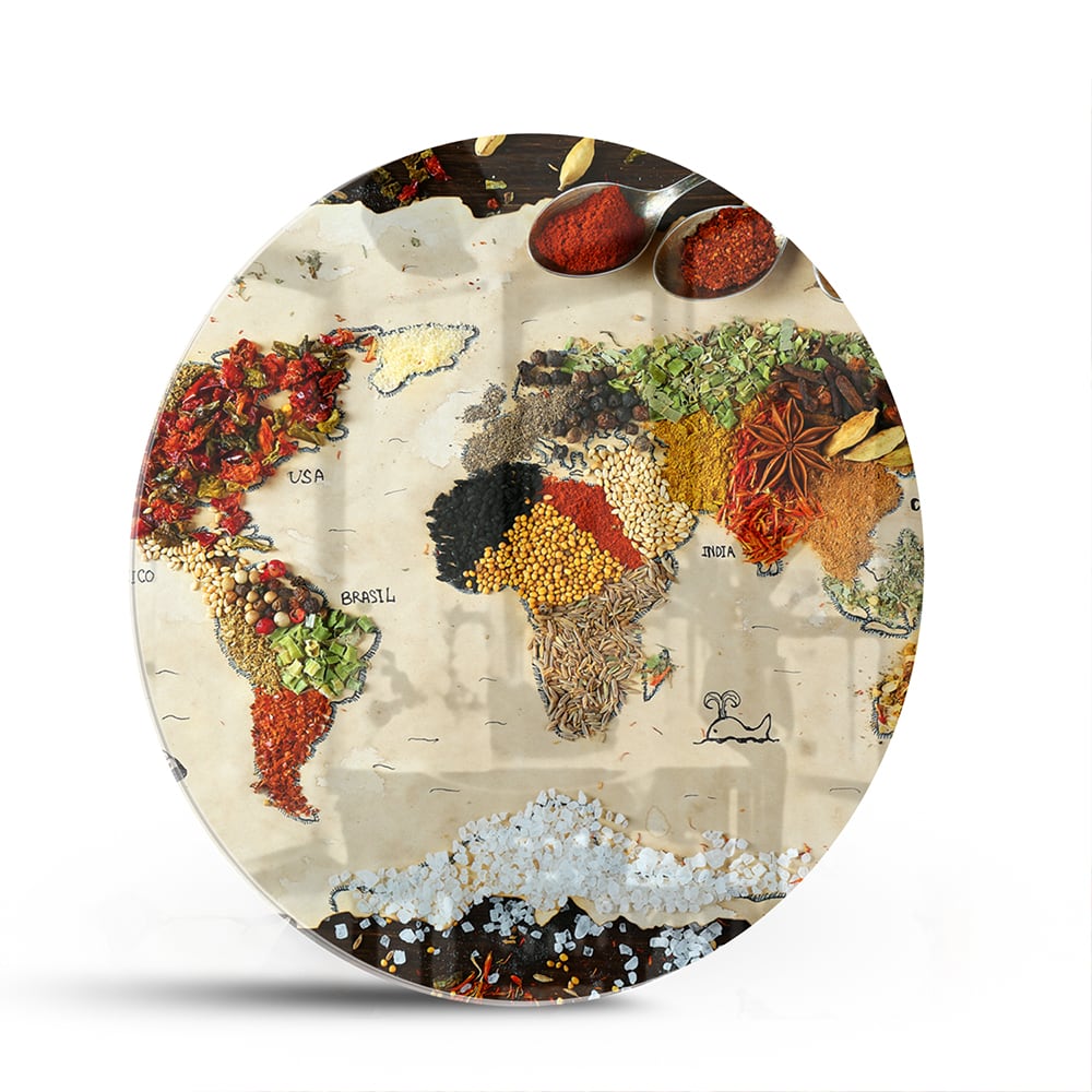 Kleurrijk glazen schilderij met een artistieke weergave van fruit en specerijen aan de muur.