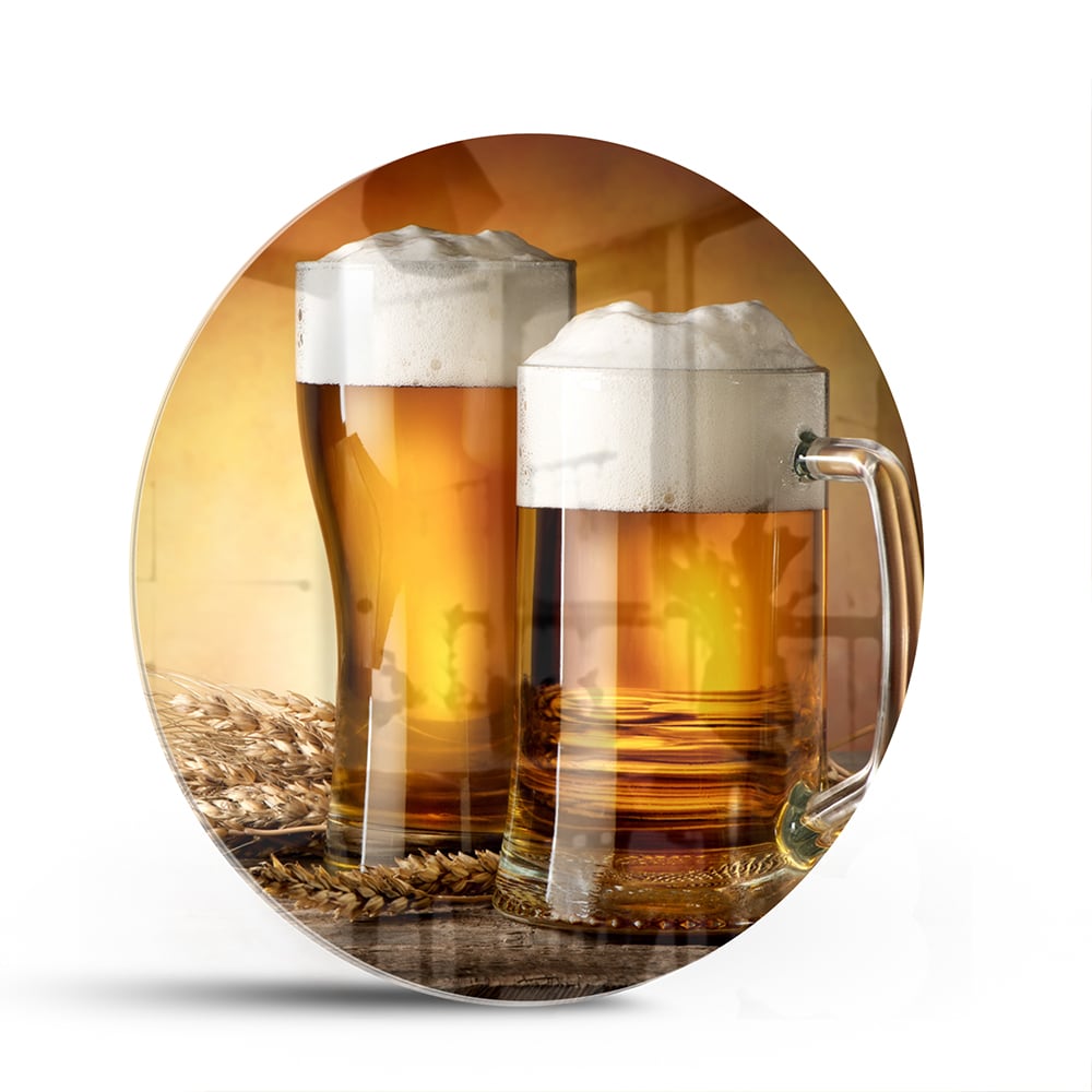 Glazen schilderij met twee volle bierglazen op een houten tafel