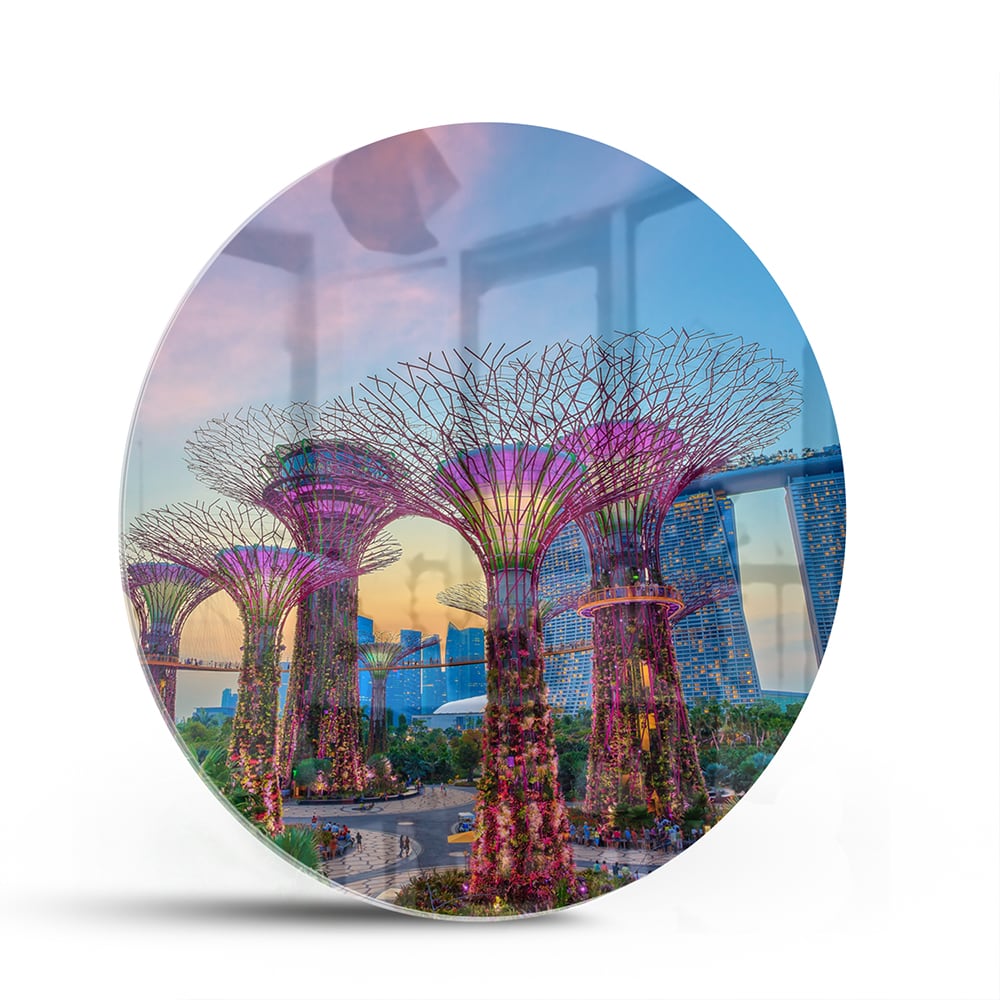 Glazen schilderij van de Boom van het Leven in Singapore met kleurrijke details