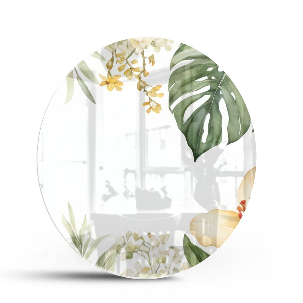 Glazen schilderij met tropische bladeren en botanische elementen aan een witte muur.