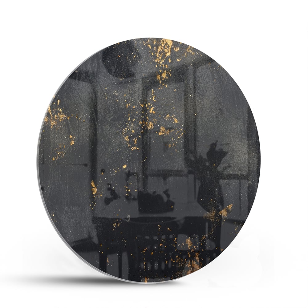 Glazen schilderij met een zwart oppervlak en gouden accenten hangt aan de muur in een moderne woonkamer.
