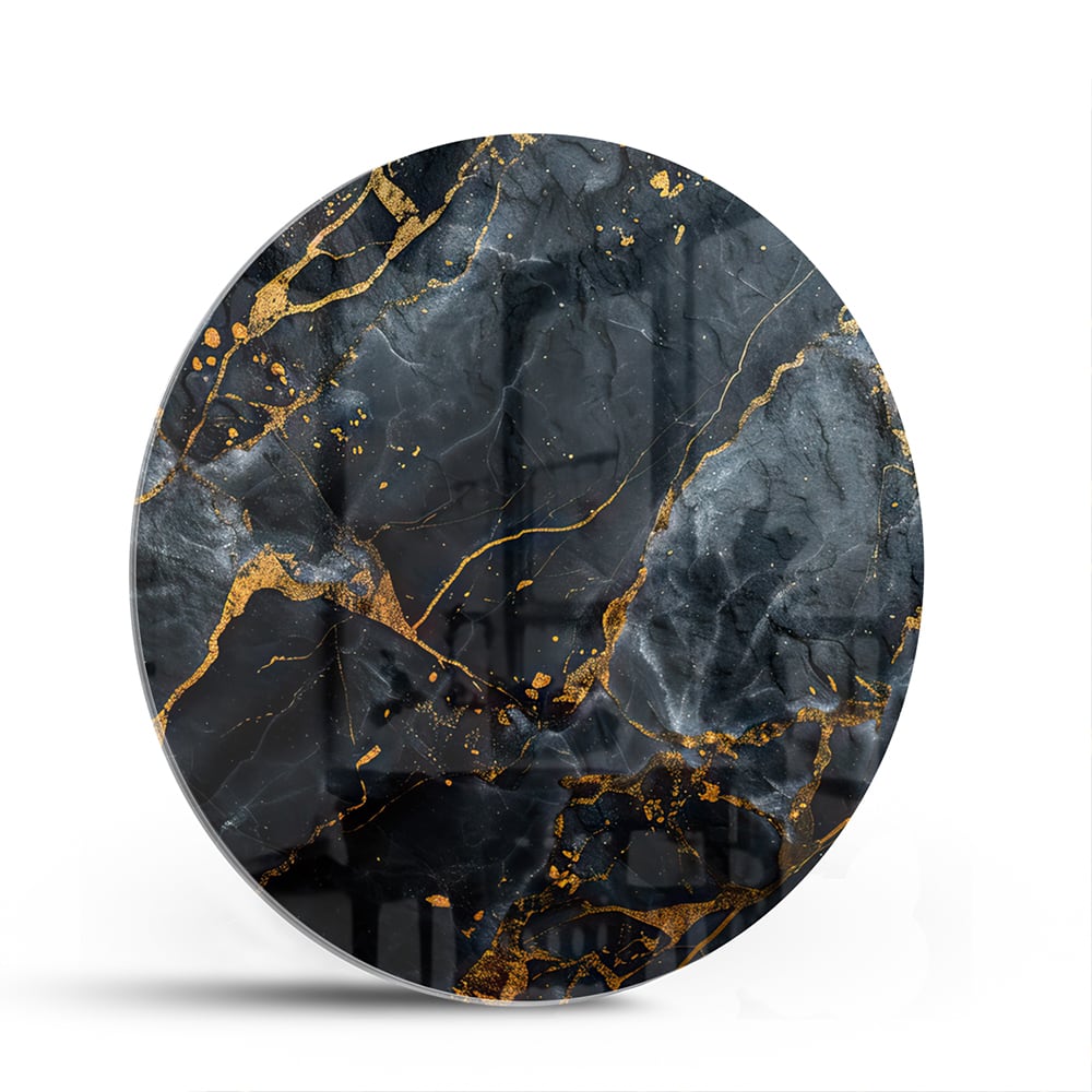 Glazen schilderij met marmerlook in zwart met gouden details aan de muur.