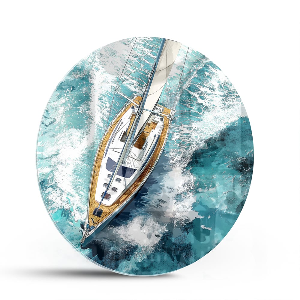 Glazen schilderij van een jacht die over een turquoise zee vaart.
