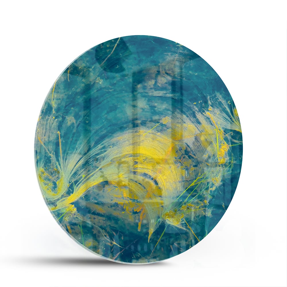 Abstract glazen schilderij met blauw en geel dat aan de muur hangt