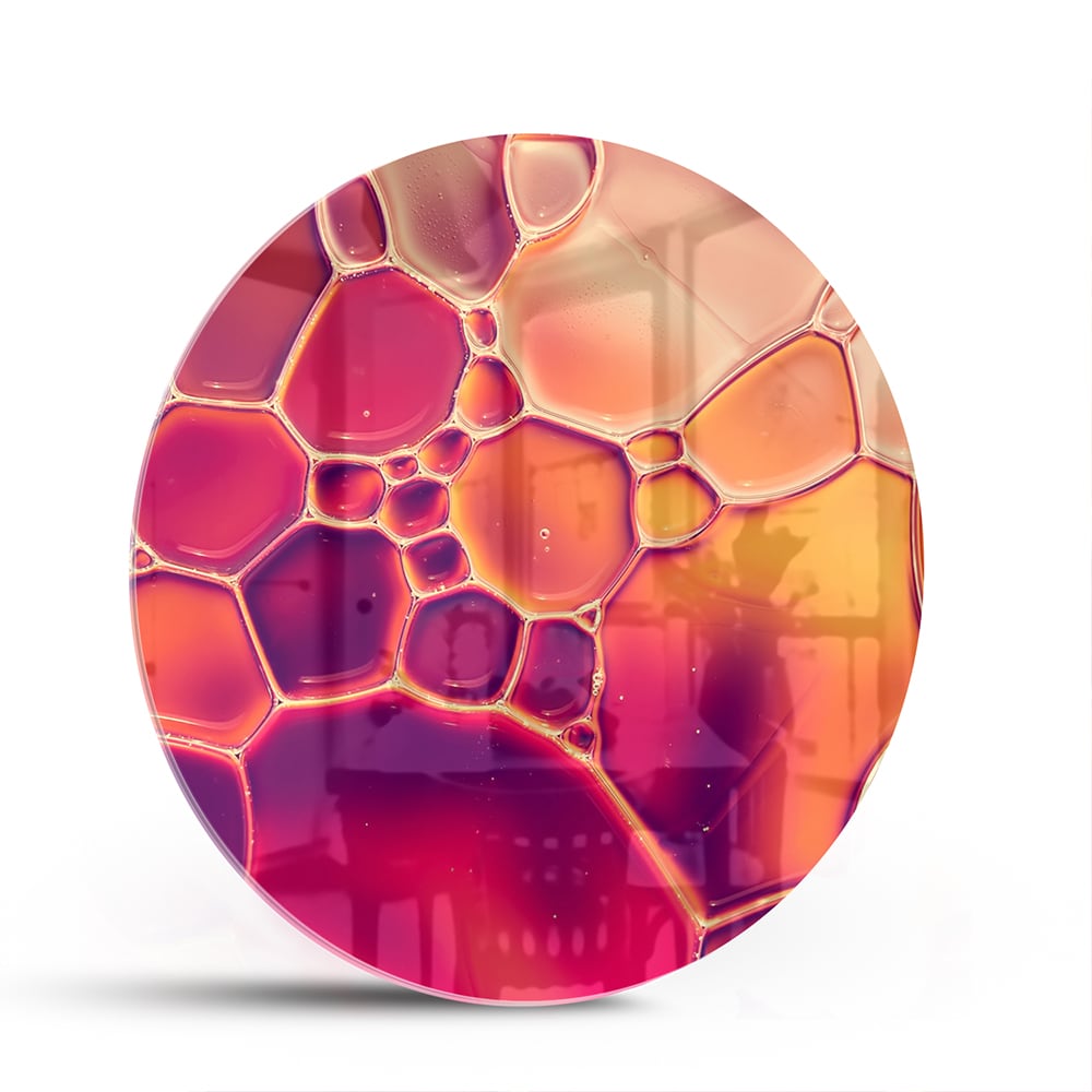 Abstract glazen schilderij met warme tinten in een interieur.