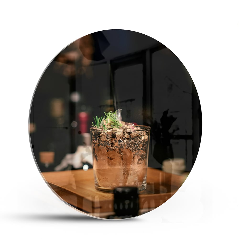 Glazen schilderij van een cocktail die sfeer en luxe uitstraalt.