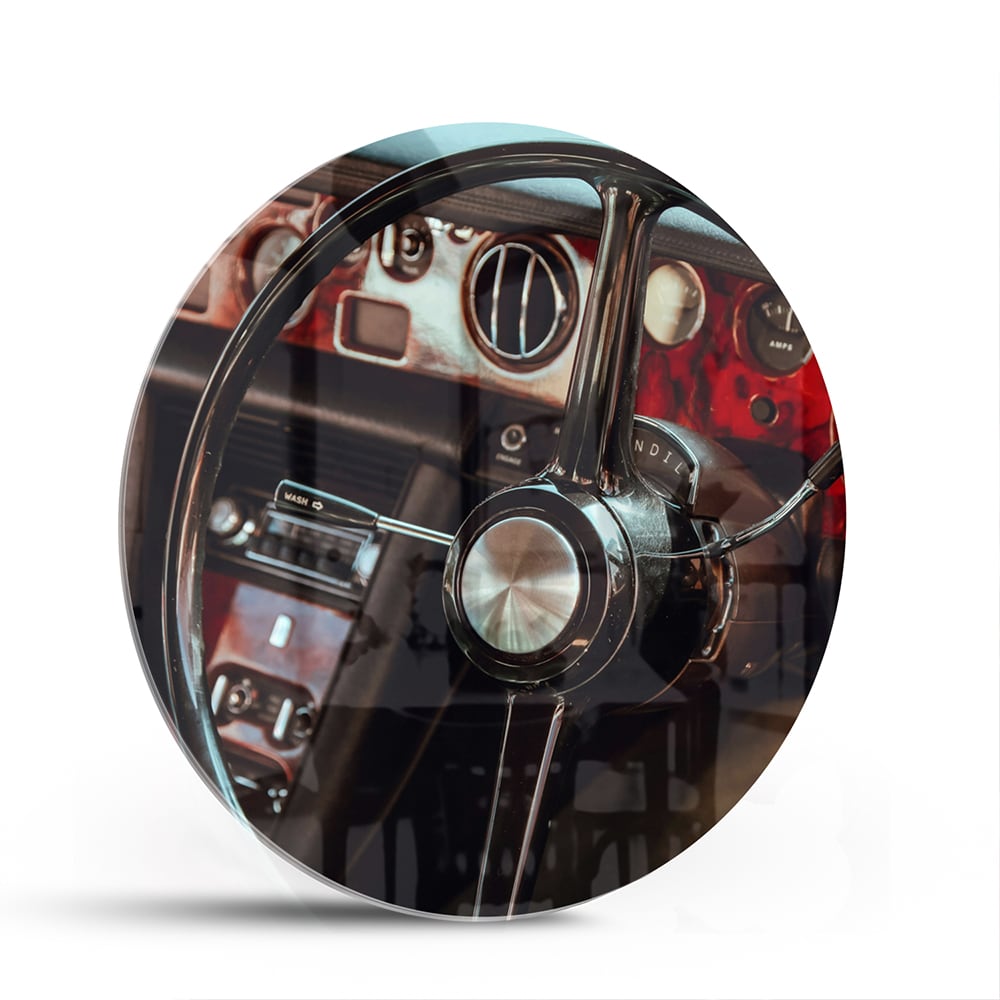 Glazen schilderij van een retro autostuur met dashboard details.