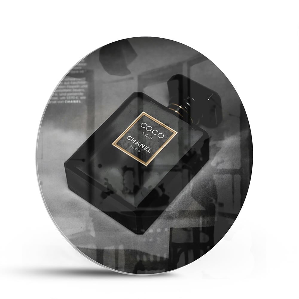 Glazen schilderij van een parfumfles in een modern interieur
