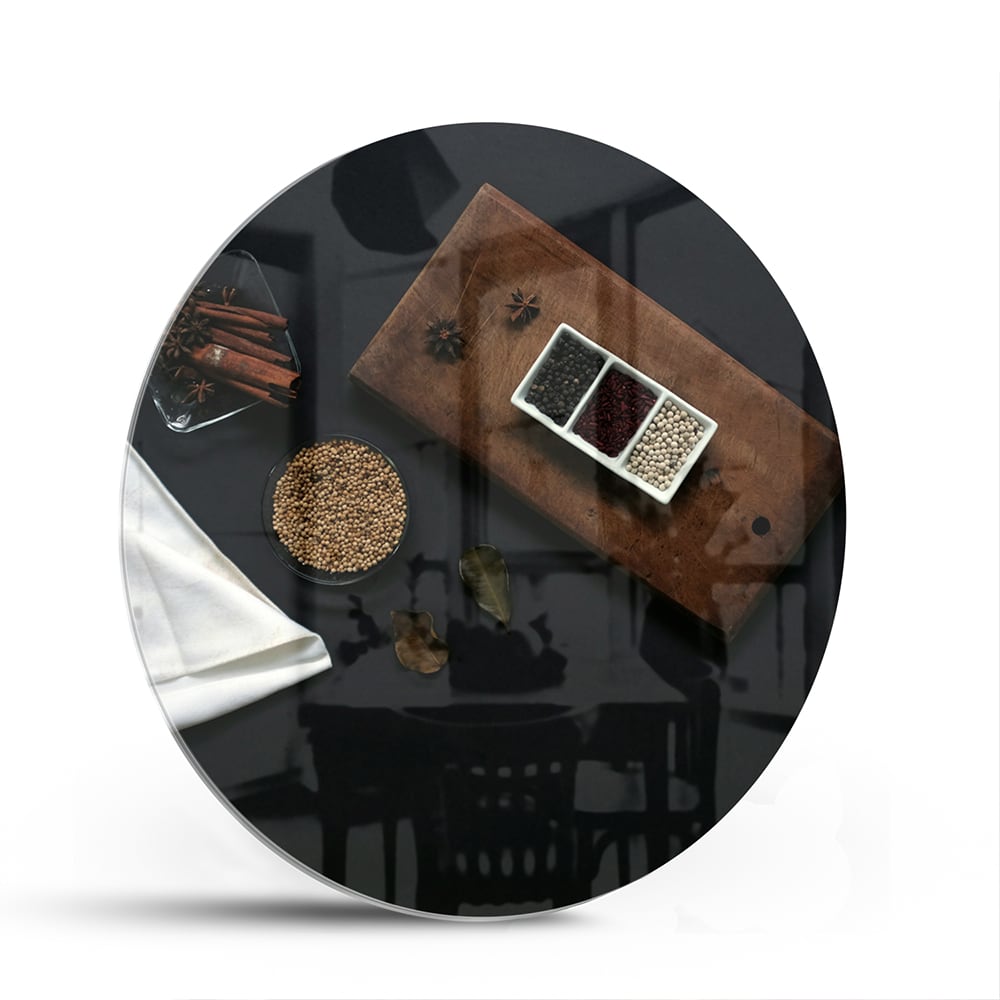 Glazen schilderij met een houten plank, koffie en notities op een tafel