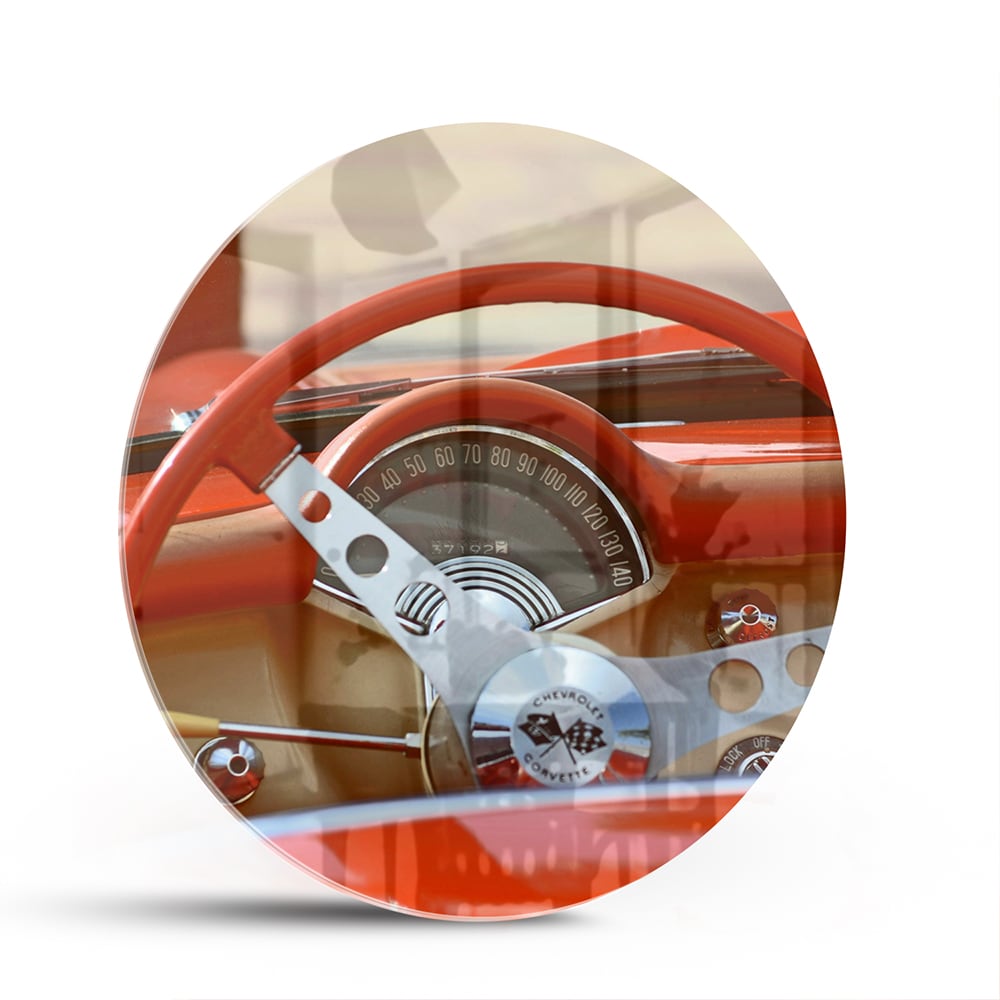 Glazen schilderij van een retro auto interieur met een rood stuur