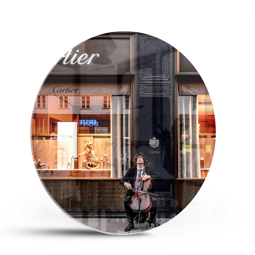 Luxe glazen schilderij van de Cartier winkel met elegantie en stijl.