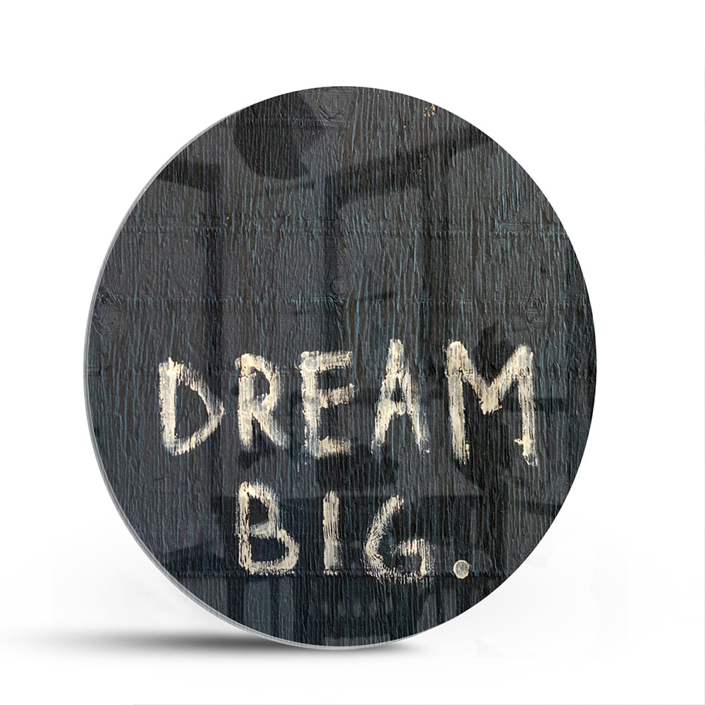 Glas schilderij met tekst 'DREAM BIG' in modern interieur