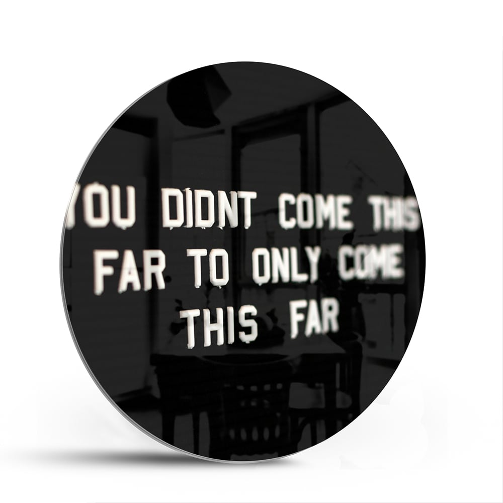 Glazen schilderij met inspirerende quote in een lichte woonkamer