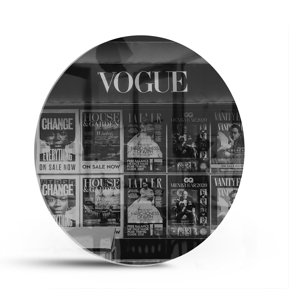 Glazen schilderij van Vogue met modecovers in modern interieur
