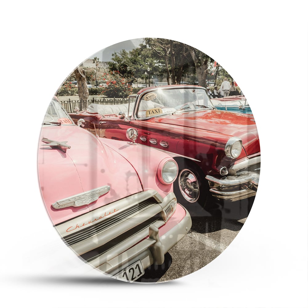 Glazen schilderij met retro auto's in roze, rood en blauw, perfect voor moderne interieurs.