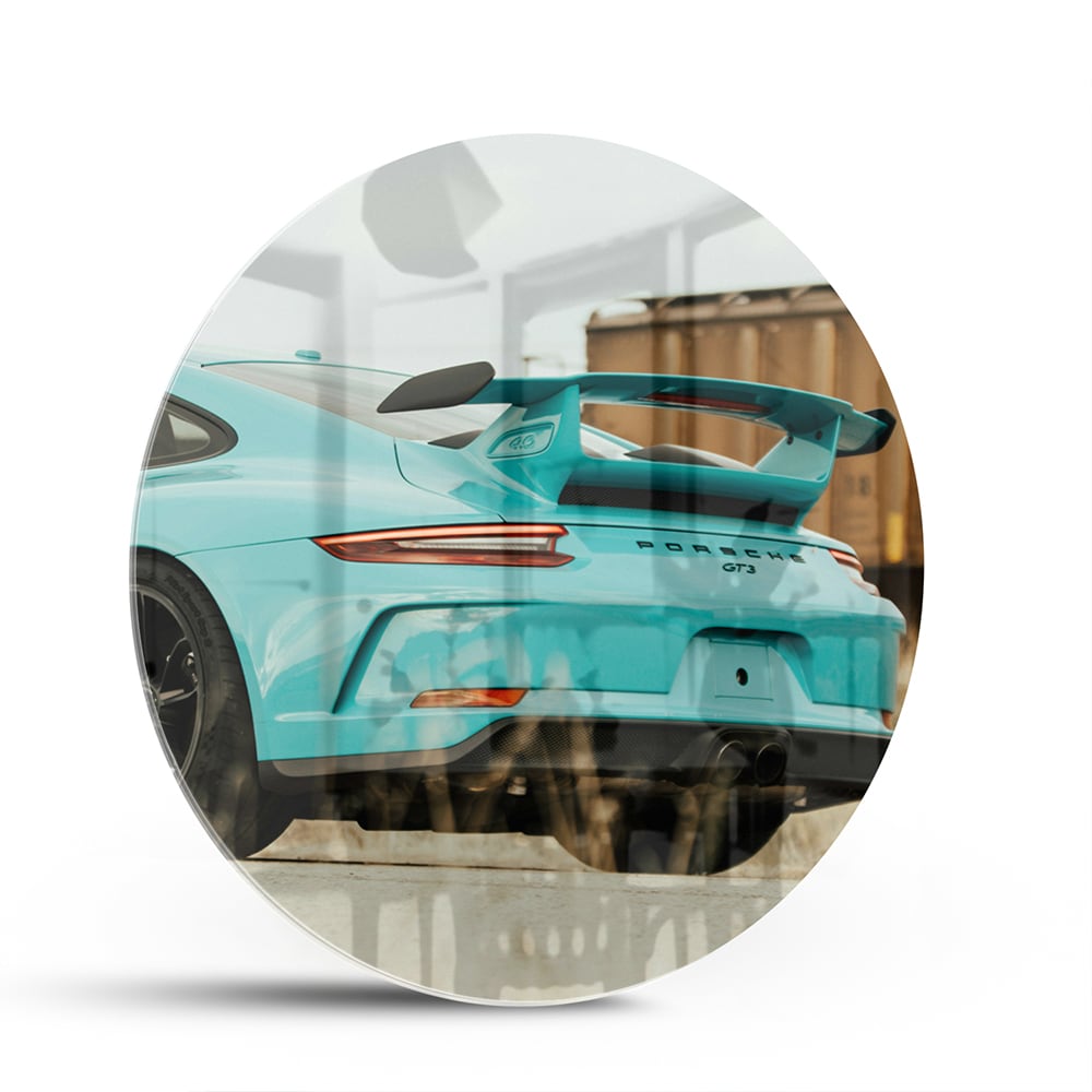 Glazen schilderij van een turquoise sportauto aan de muur in een moderne woonkamer