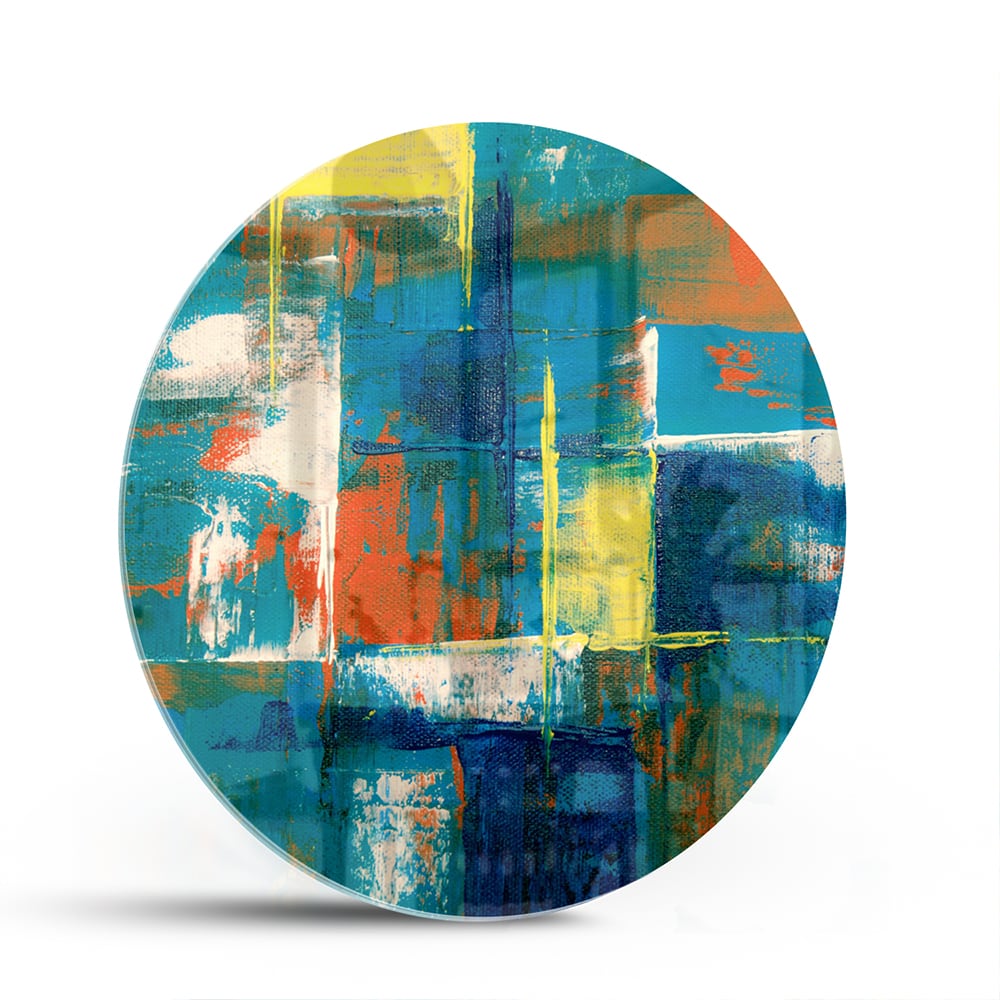 Kleurrijk abstract glazen schilderij in turquoise en oranje, genstalleerd in een moderne woonkamer.