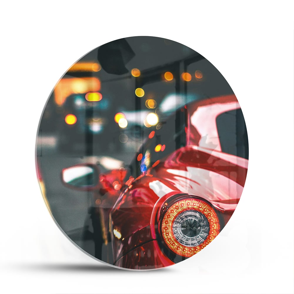 Glazen schilderij van een rode auto in een stedelijke omgeving