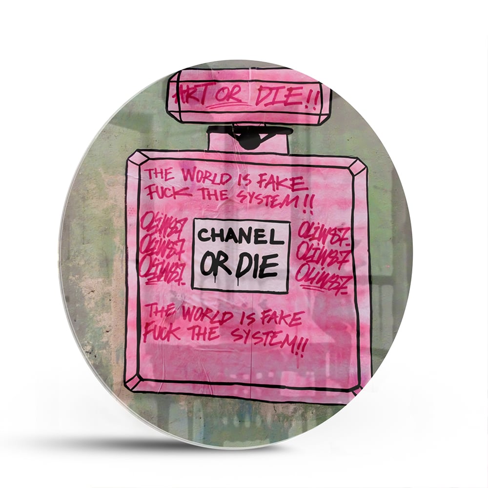 Glazen schilderij met de tekst 'Chanel or Die' in felle kleuren aan de muur.