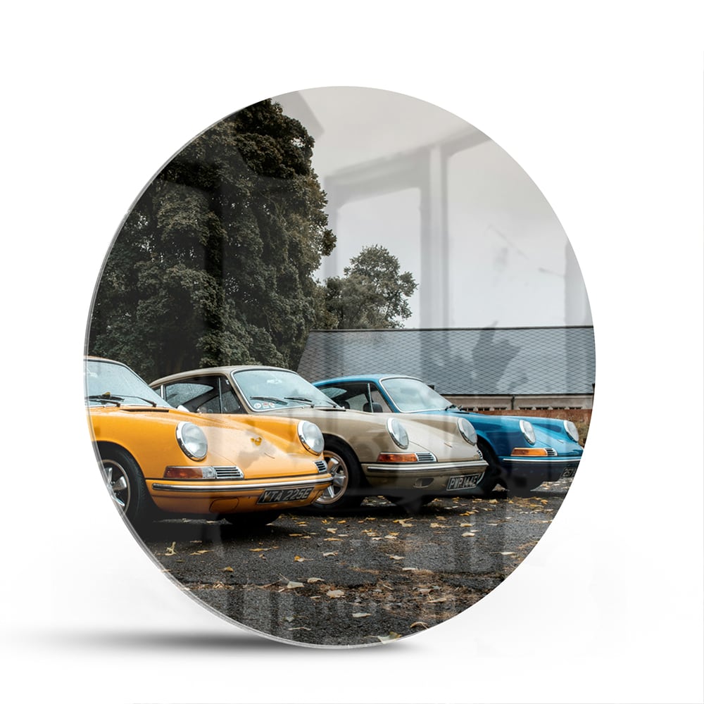 Glazen schilderij van een gele auto in een moderne woonkamer