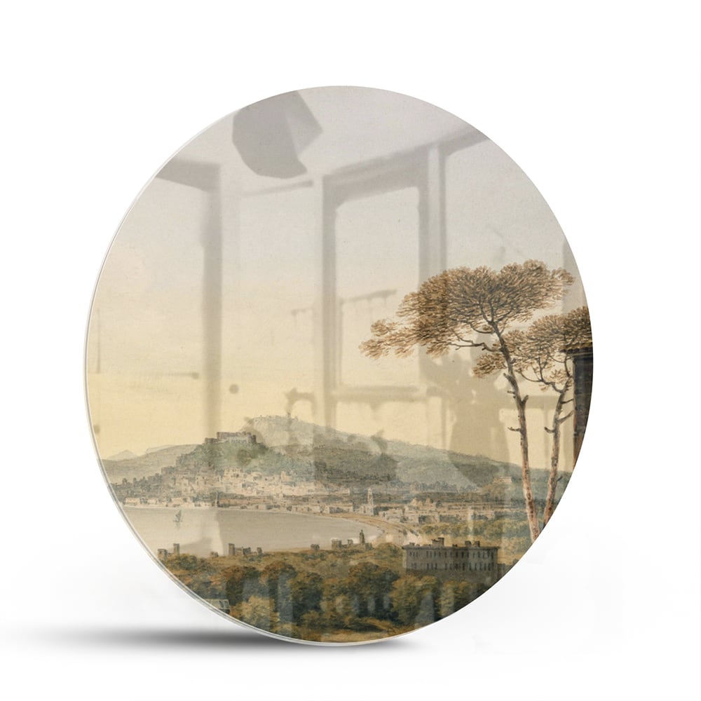 Glazenschilderij van een rustiek landschap met bergen en zonsopgang.