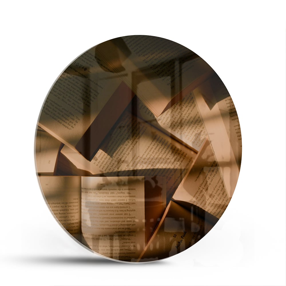 Glazen schilderij met abstracte vormen in moderne woonkamer