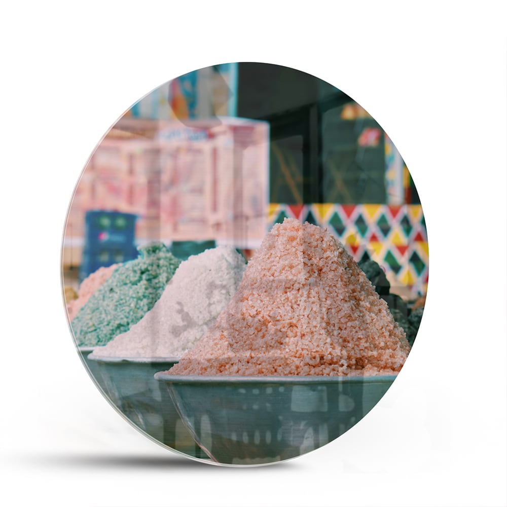 Kleurrijk glazen schilderij met verschillende specerijen in schalen