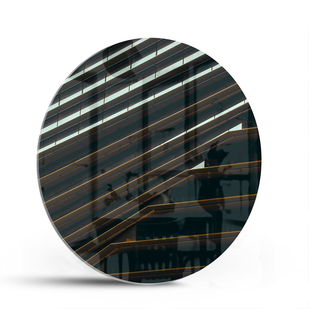 Stijlvol glazen schilderij met zwarte lijnen aan de muur in een moderne woonkamer.