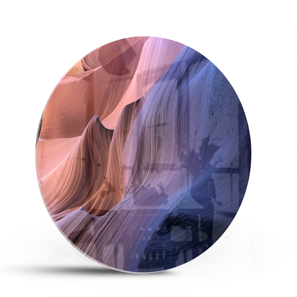 Abstract glazen schilderij met warme kleuren aan de muur