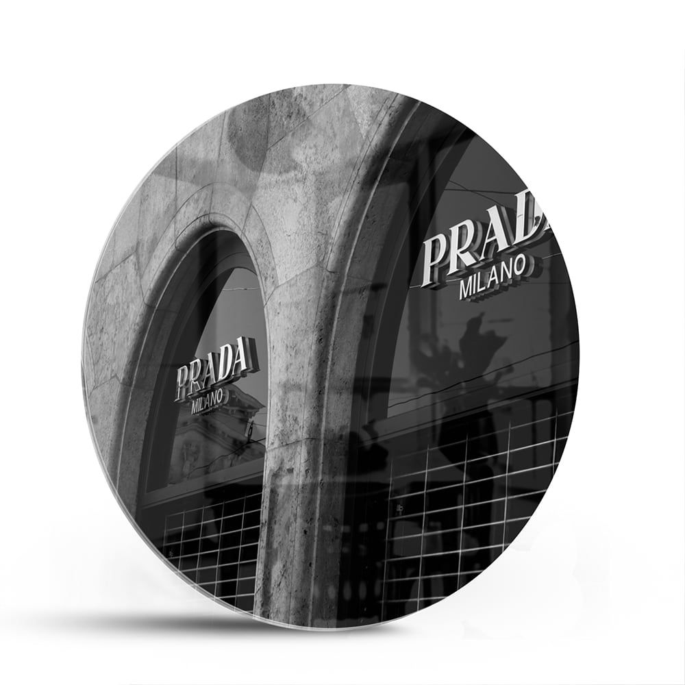 Glazen schilderij van een Prada etalage in zwart-wit, geschikt voor moderne interieurs.