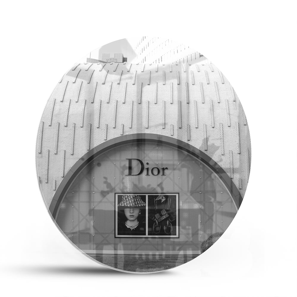 Glazen schilderij van de Dior etalage in zwart-wit, perfect voor interieurdecoratie