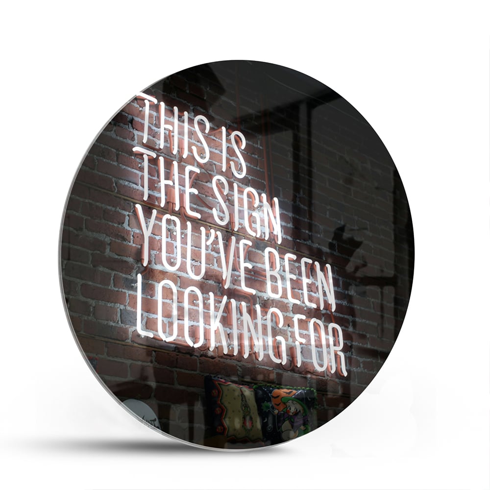 Glazen schilderij met inspirerende tekst in een modern interieur.