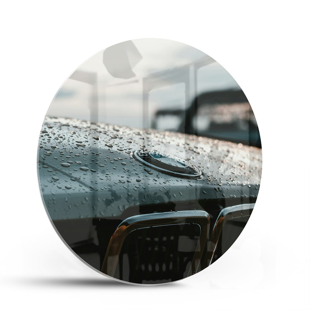 Glazen schilderij van een natte autoruit in een modern interieur