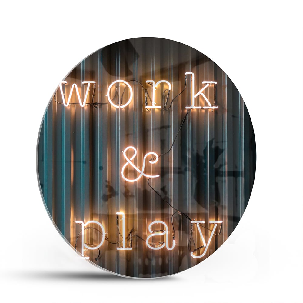 Glazen schilderij met de woorden 'Work & Play' in sfeervolle verlichting.