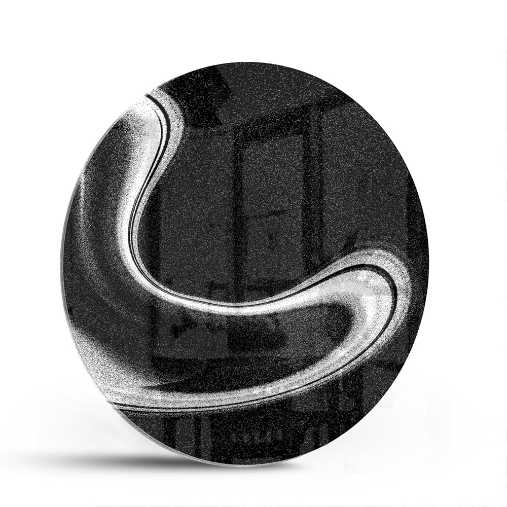 Zwart-wit glazen schilderij met abstracte golven, geschikt voor moderne interieurs.