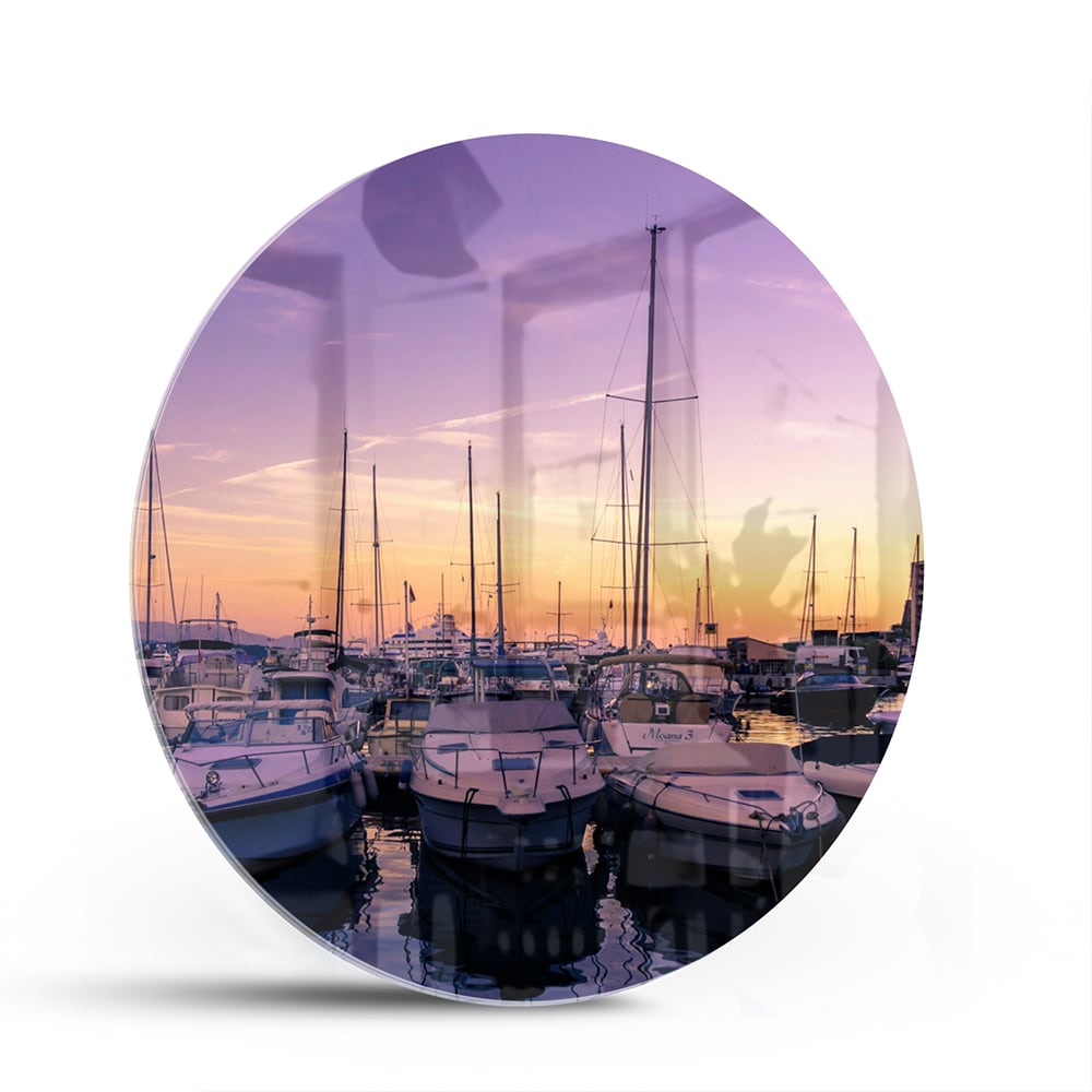 Glazen schilderij van een zonsondergang bij de haven met boten